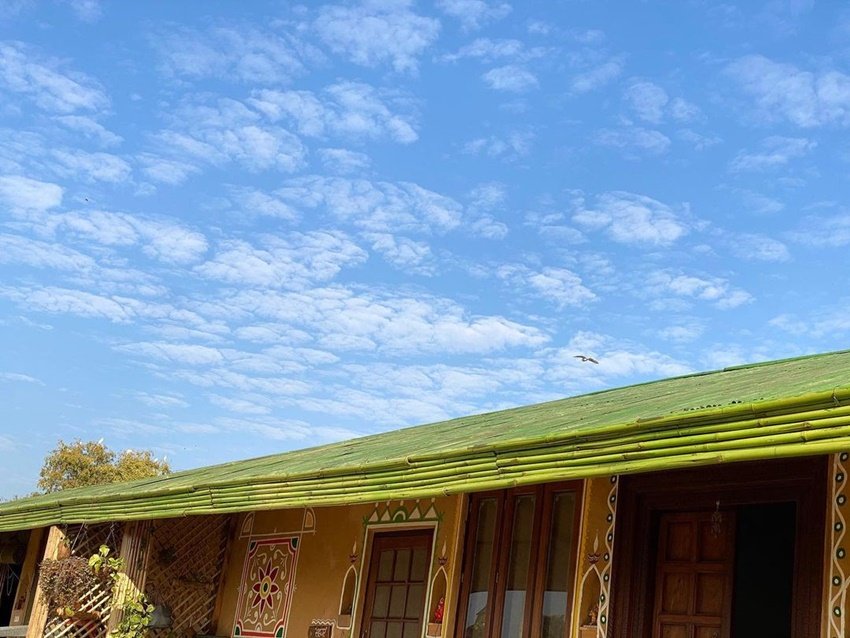 यह घर कुमार विश्वास ने यूपी में पिलखुआ के अपने पैतृक गांव में बनवाया है।
