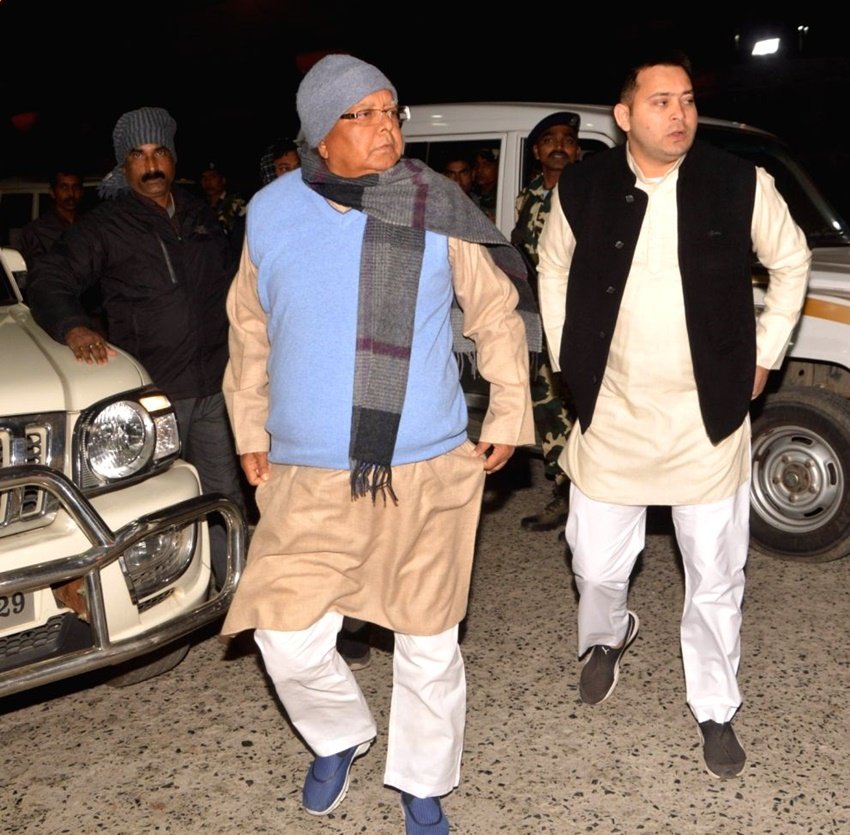 क्रिकेट की दुनिया में अपना बड़ा नाम बनाने का सपना देख रहे तेजस्वी यादव के लिए पिता लालू प्रसाद ने राजनीति में पिच तैयार की और पॉलिटिक्स में उनकी एंट्री करा दी।