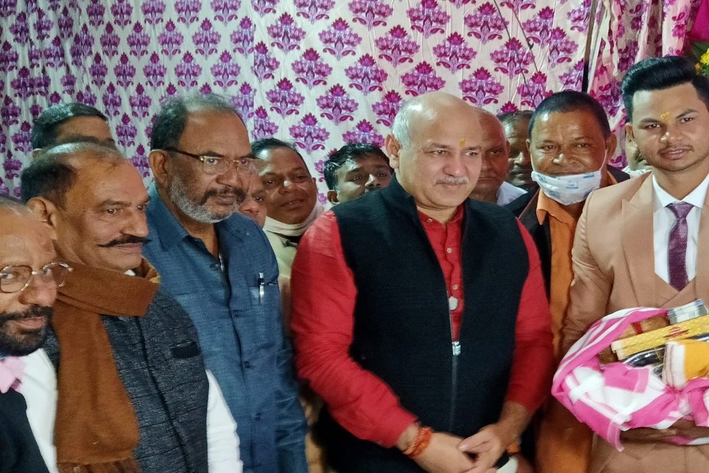 दिल्ली बीजेपी ने उपमुख्यमंत्री मनीष सिसोदिया की एक तस्वीर जारी की है, इसमें उन्होंने मास्क नहीं लगाया है। पार्टी का दावा है कि तस्वीर सोमवार की है।