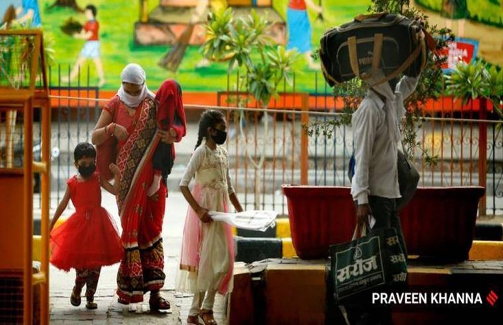 वैश्वीकरण के दौर में मध्यवर्ग के सामने हालात हमेशा विपरीत ही होते हैं।