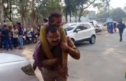 सड़क हादसे में घायल महिला मजदूर को कंधे पर लादकर दौड़ा 57 साल का पुलिसकर्मी, अस्पताल पहुंचाया; देखें वीडियो