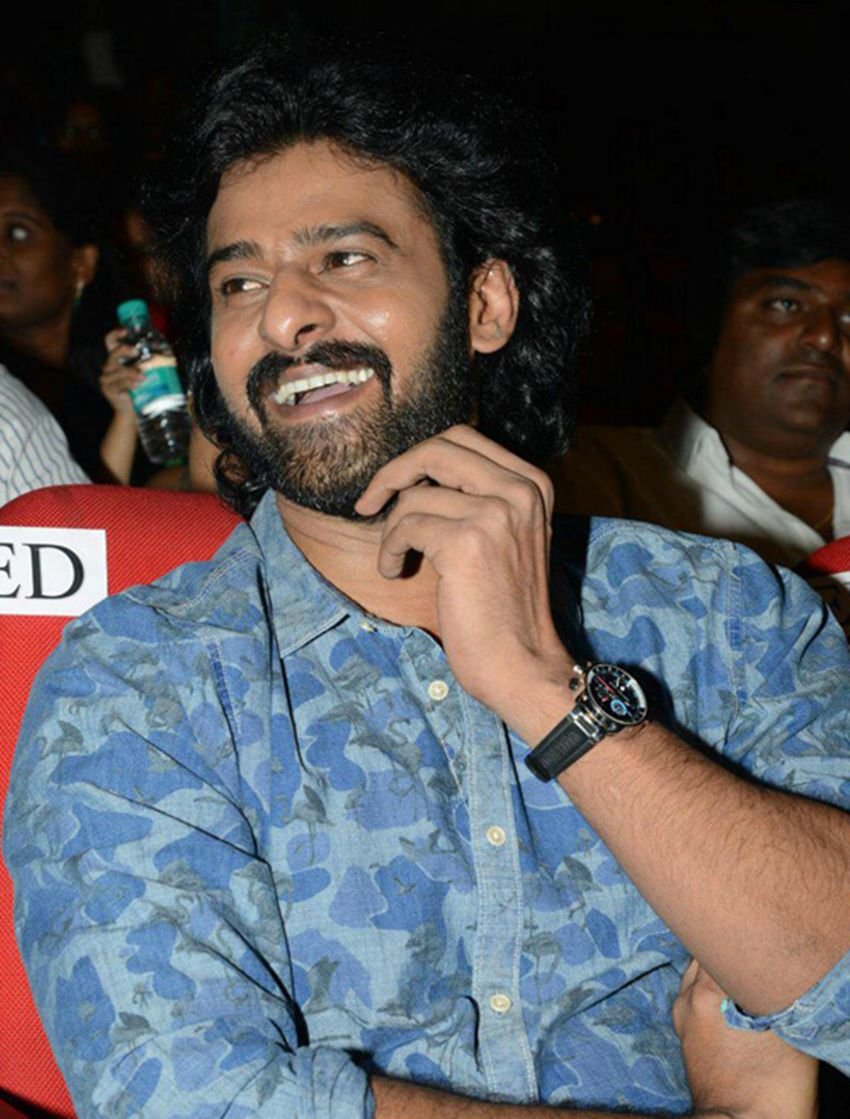 प्रभास के पास 3 लाख 70 हजार रुपए की कीमत वाली Louis Vuitton Tambour Regatta Navy घड़ी भी है।