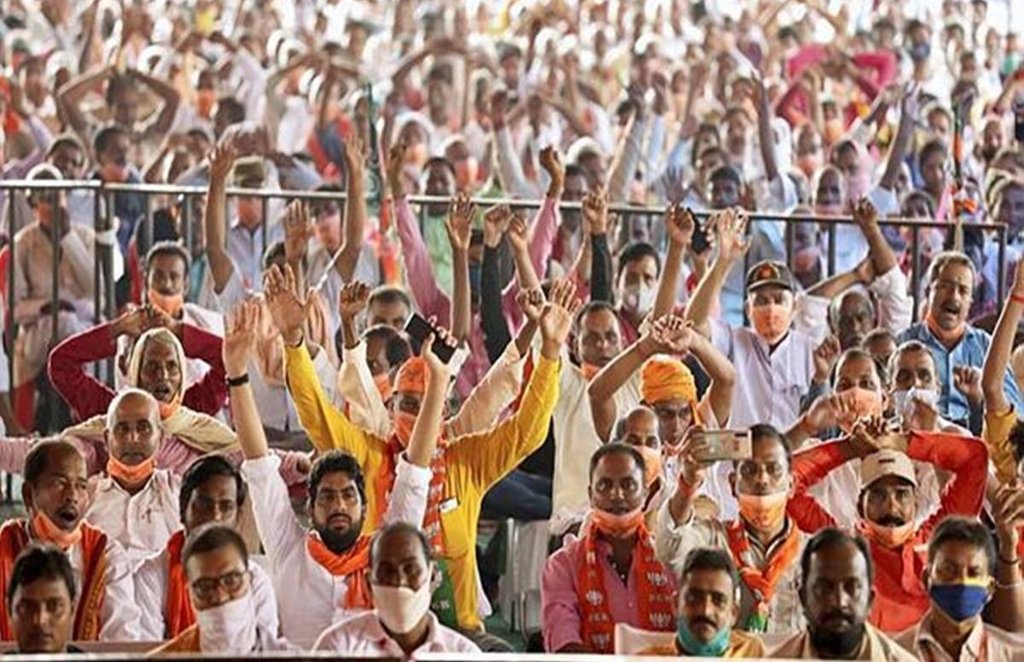 चुनावी सभा में भाग लेते लोग। फाइल फोटो।
