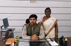 चूड़ियाँ बेचने के साथ मज़दूरी भी करती थीं मां, बेटे को बनाया आईएएस- प्रेरक के साथ-साथ भावुक कर देने वाली है इस अफ़सर की संघर्ष गाथा
