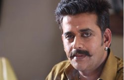 स्वागत के दौरान स्टेज पर गिरे भोजपुरी स्टार और सांसद रवि किशन, वायरल हो रहा ये VIDEO