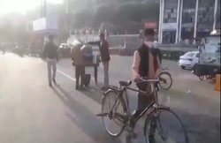 मध्यप्रदेशः युवक ने नहीं पहना था मास्क, कड़ाके की सर्दी में एसडीएम ने मुंह पर फेंका पानी; देखें वीडियो