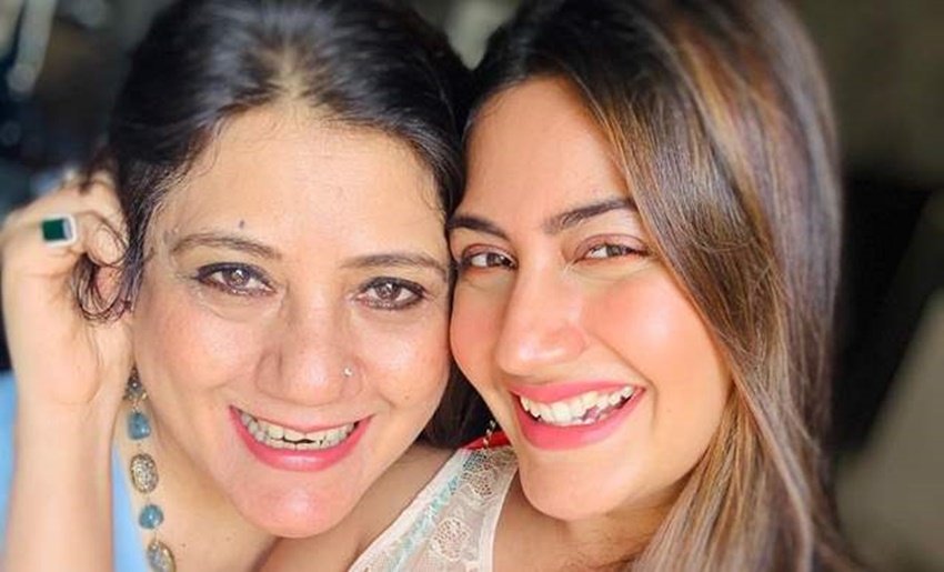 सुरभि चंदना आज जिस मुकाम पर भी हैं उसके लिए वह अपनी मां शशि चंदना को श्रेय देती हैं। बकौल सुरभि उनकी मां उनकी असली गुरू, गाइड और मेंटॉर हैं।