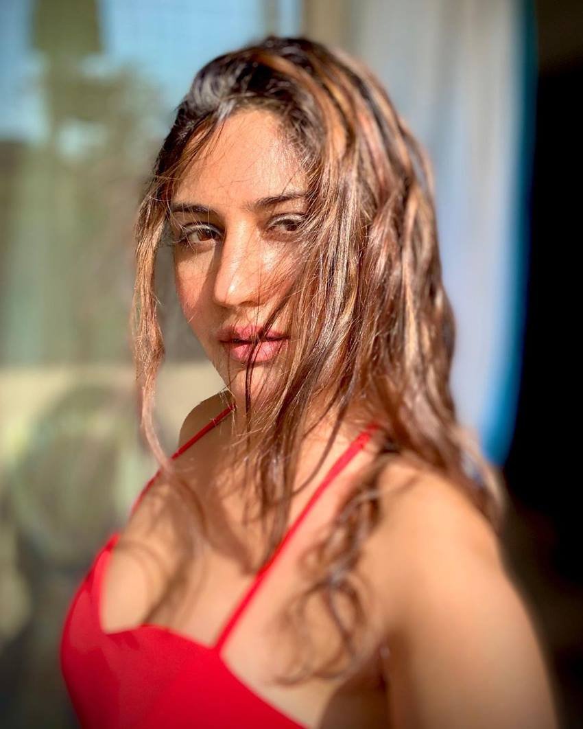 पिंकविला को दिए एक इंटरव्यू में शशि चंदना ने बताया था कि एक बार उनकी बेटी को शूटिंग शुरू होने से ऐन पहले बाहर का रास्ता दिखा दिया गया था।