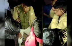 यूपी में पुलिसवाले पर महिला के यौन शोषण का आरोप तो बिहार में महिला से गंदी हरकत करते धऱाया ASI, लोगों ने पीट कर VIDEO किया वायरल