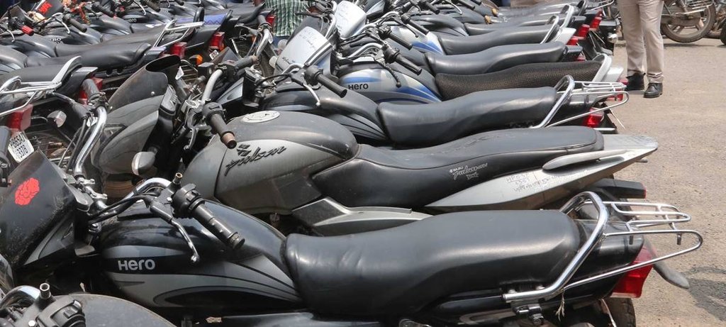 Second hand Yamaha Bajaj Honda Hero Honda Pulsur Splendor TVS scooty Activa Apache Yamaha Droom