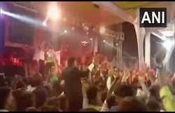 BJP नेता के भतीजे की शादी में COVID-19 गाइडलाइन्स की उड़ी धज्जियां, तस्वीरें वायरल होने के बाद 8 गिरफ्तार