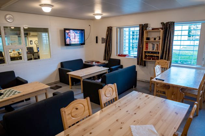 तस्वीर में दिख रहे इस एरिया को जेल का कॉमन रूम बताया जा रहा है।