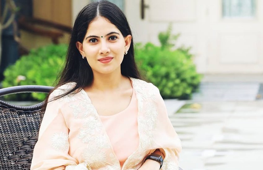 जया किशोरी के कार्यक्रम करवाने के लिए एक तय रकम खर्च करनी पड़ती है। मीडिया रिपोर्ट्स की मानें तो जया किशोरी के एक प्रोग्राम की फीस 9 लाख 50 हजार रुपए है।