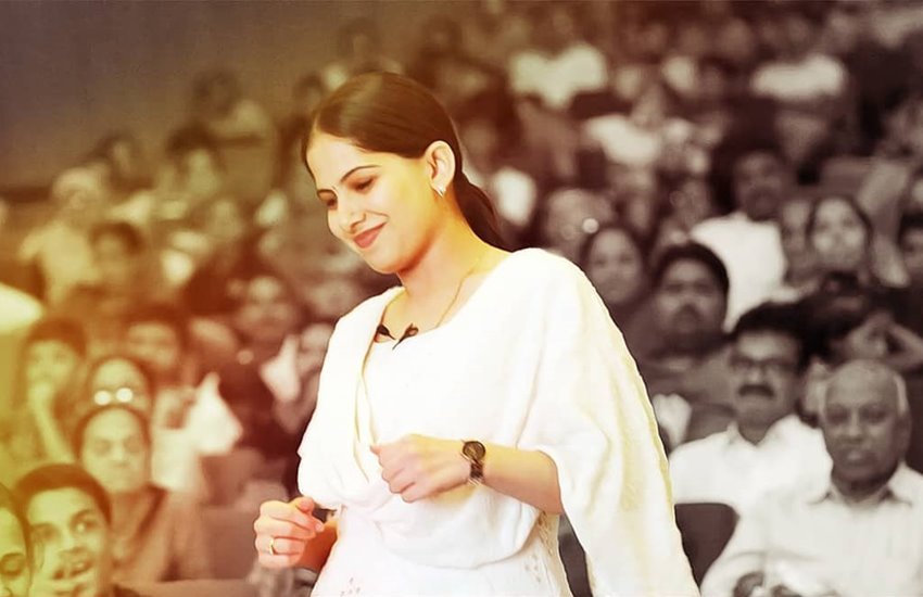 Jaya Kishori Ji New Photo Video Bhajan Song Speech Qoutes: साध्वी जया किशोरी ना सिर्फ एक लोकप्रिय कथा वाचक हैं बल्कि वह एख बेहतरीन मोटिवेशनल स्पीकर भी हैं। अपनी बातों से जया किशोरी लोगों को प्रेरित करने का काम करती हैं। सोशल मीडिया में जया किशोरी के तमाम मेटिवोशनल कोच्स मौजूद हैं। आइए देखें उन्हीं में से कुछ: 