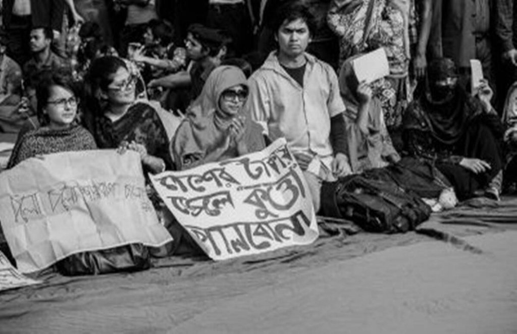 1971 के युद्ध के हत्यारों को फांसी की सजा की मांग करते लोग। 
