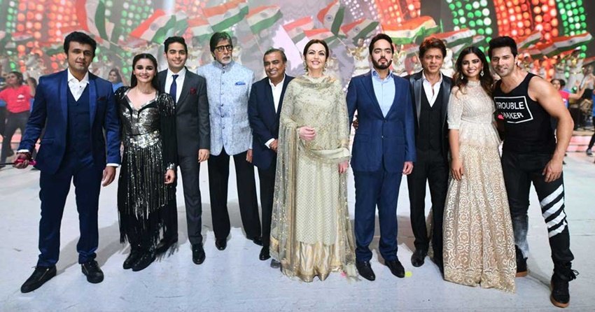 Mukesh Ambani Nita Ambani Lifestyle: मुकेश अंबानी और नीता अंबानी एशिया के सबसे अमीर दंपत्ति हैं। भारत में पिछले कई सालों से देश के सबसे दौलतमंद शख्स बने हुए हैं मुकेश अंबानी। हाल ही में मुकेश और नीता अंबानी दादा-दादी बने हैं। आकाश अंबानी (Akash Ambani) की पत्नी श्लोका (Shloka Mehta) ने बेटे को जन्म दिया है। बेटे का स्वागत अंबानी के आलीशान फैमिली हाउस एंटीलिया (Antillia) में हो भी चुका होगा। नए मेहमान के आने से ना सिर्फ अंबानी परिवार बल्कि एंटीलिया में काम करने वाले सारे स्टाफ (Mukesh Ambani Staff) के बीच भी उत्साह का माहौल है। नीता अंबानी कई बार बता चुकी हैं कि एंटीलिया का स्टाफ भी उनके परिवार की ही तरह है।