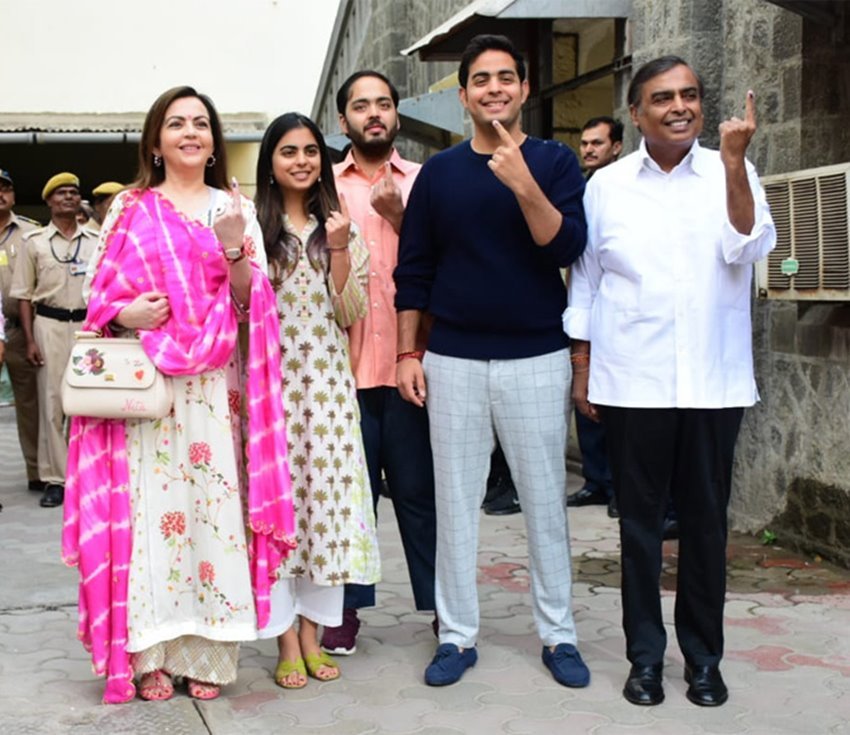 ईशा अंबानी अपने पिता के बेहद करीब हैं। वह कई बार सार्वजनिक मंचों से यह भी कह चुकी हैं कि उनके पिता ही उनके रोल मॉडल हैं। खुद के एक सफल उद्यमी बनने के लिए भी वह अपने पिता को ही श्रेय देती हैं। कहा जाता है कि मुकेश अंबानी ईशा की कोई भी बात नहीं टालते।