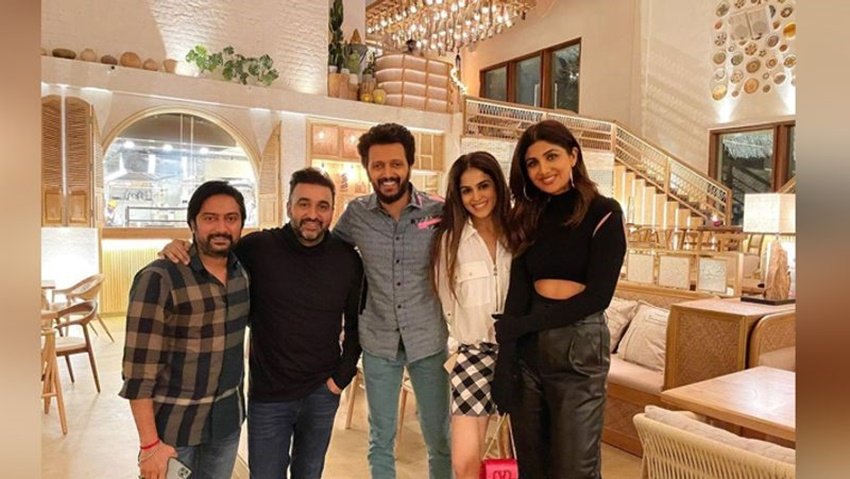 रितेश देशमुख और जेनेलिया डिसूजा भी शिल्पा शेट्टी के इस नए रेस्टोरेंट के खास मेहमानों में शामिल रहे।