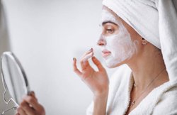 शादी के इस सीजन में अगर नहीं लेना है पिंपल्स से पंगा, तो स्किन केयर रूटीन में लाएं ये बदलाव