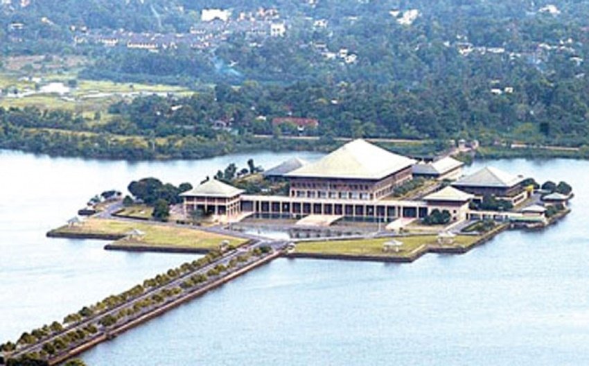 श्रीलंका के इस संसद भवन की गिनती सबसे खूबसूरत पार्लियामेंट हाउसेज में होती है। झील के बीचों बीच बना यह भवन रोशनी में चांदी की तरह चमकता है।