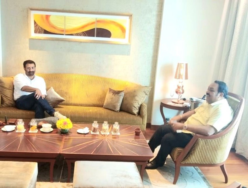 hema malini sunny deol rift, Sunny deol income