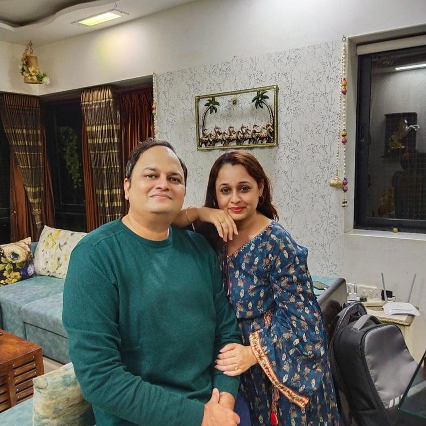 सोनालिका जोशी के पति का नाम समीर जोशी है।