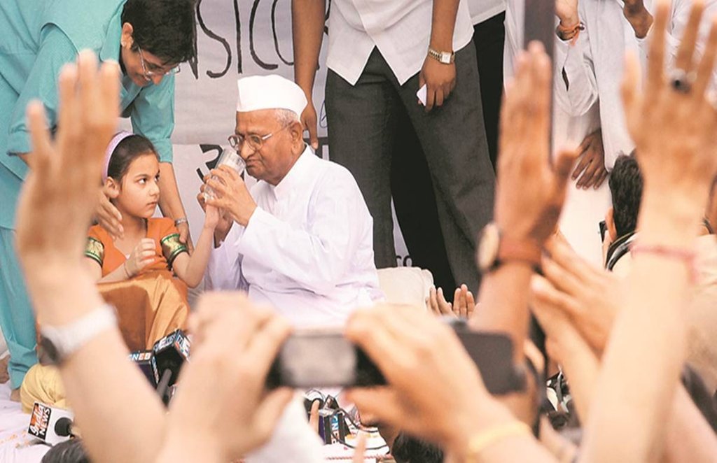 अन्ना हजारे ने किसानों के आंदोलन का समर्थन करते हुए कहा कि यह जारी रहना चाहिए।