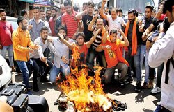 Bajrang Dal से डरता है Facebook? कारोबार और कर्मचारियों की सुरक्षा के लिए जकरबर्ग की कंपनी ने संगठन के प्रति रखा नरम रुख- रिपोर्ट