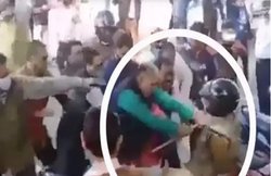 झांसी: भाजपा नेता प्रदीप सरावगी ने SP सिटी से की मारपीट, पुलिस के रोकने पर भड़के; देखें VIDEO