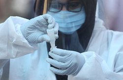 कोरोना से हुई मौत तो परिजन पहुंचे कोर्ट, सरकार से मांगा 10 करोड़ डॉलर का हर्जाना; जानें क्या है पूरा मामला