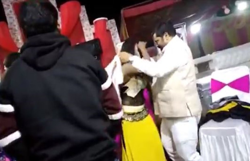 बिहार में भाजपा नेता ने महिला डांसर के साथ किया फूहड़ लुंगी डांस, वायरल हुआ वीडियो