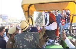 किसान आंदोलनः ट्रैक्टर पर चढ़ गया पुलिसवाला, किसान से हाथापाई के बाद निकाल ली चाभी