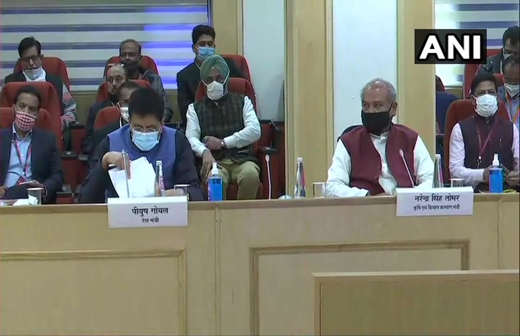 दिल्ली के विज्ञान भवन में किसान प्रतिनिधियों के साथ बातचीत में मौजूद कृषि मंत्री नरेंद्र सिंह तोमर और रेलमंत्री पीयूष गोयल। (फोटो- ANI)