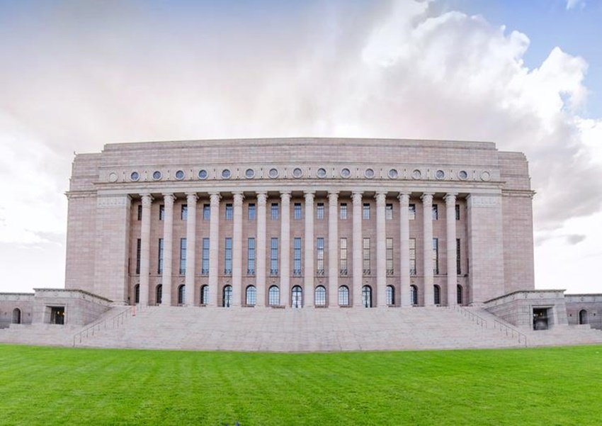 फिनलैंड का संसद भवन भी बेहद आलीशान, मजबूत और खूबसूरत बनाया गया है।