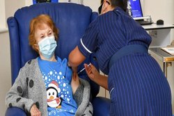 आम आदमी को लगा कोरोना का पहला टीका, जानिए किनके नाम दर्ज हुआ यह रिकॉर्ड