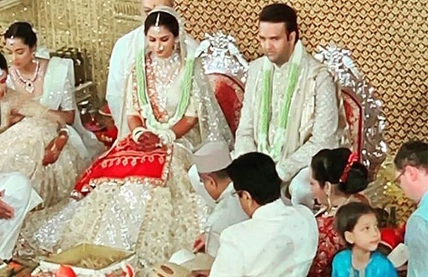 उन्होंने अपनी शादी में अबु जानी का डिजाइनर ऑफ-व्हाइट लहंगा कैरी (Isha Ambani Wedding Look) किया था।
