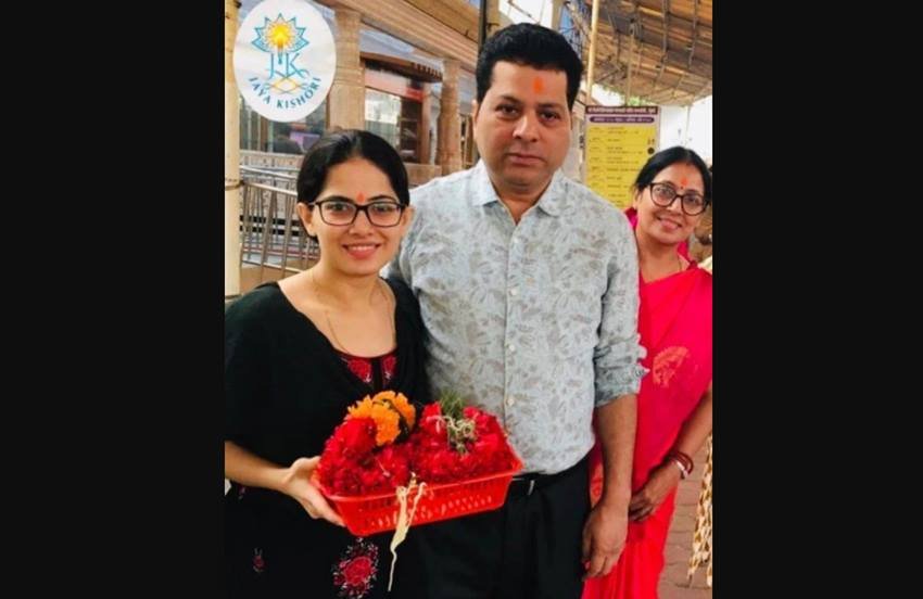 जया किशोरी को भजन गाने और सीखने का शौक था जिसे शिवशंकर शर्मा ने पूरा किया। उनके परिवार में वेस्टर्न डांस को अच्छा नहीं माना जाता है, बावजूद इसके उन्होंने जया किशोरी को डांस की ट्रेनिंग दिलवाई।