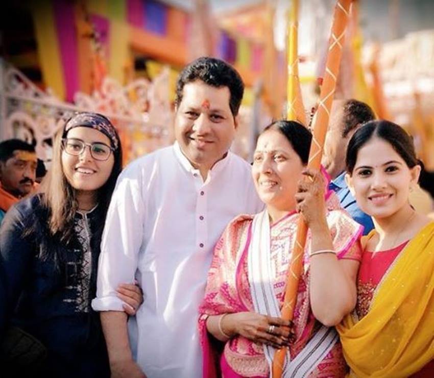 जया किशोरी और चेतना के पिता का नाम शिवशंकर शर्मा है। शिवशंकर शर्मा ने बेटियों को सपनों में रंग भरने के लिए अपनी नौकरी तक छोड़ दी थी।