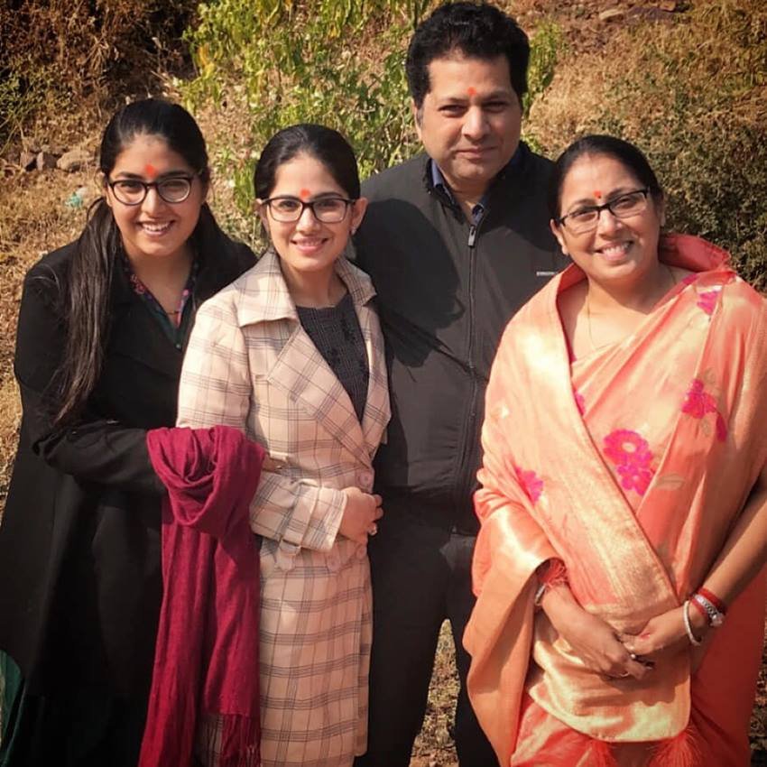 चेतना शर्मा भी अच्छा गाती हैं। फिलहाल वह अपनी पढ़ाई में व्यस्त हैं।