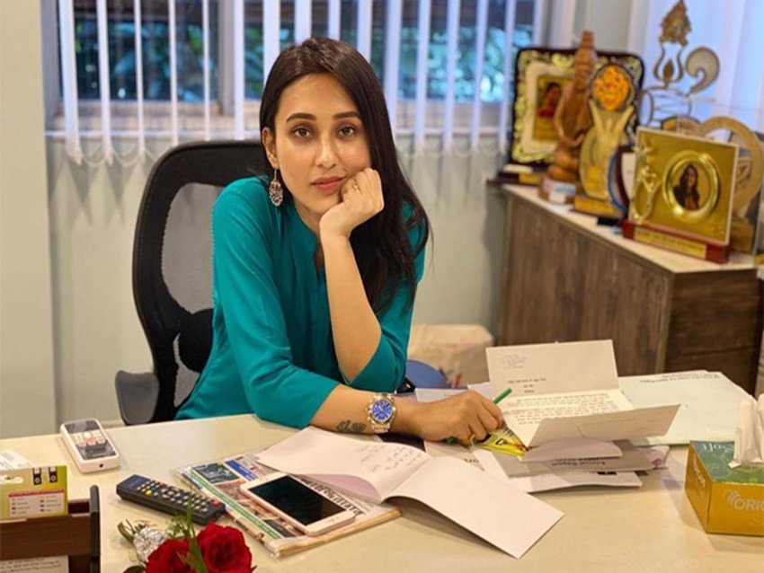 Mimi Chakraborty Networth, Mamta Banerjee