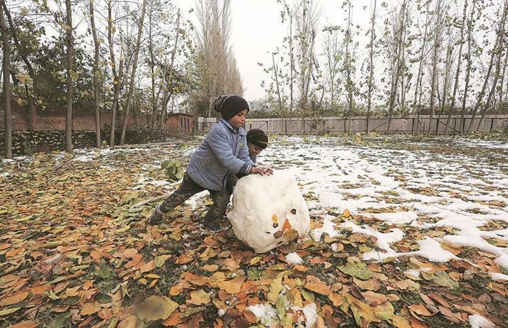 दुनिया मेरे आगे