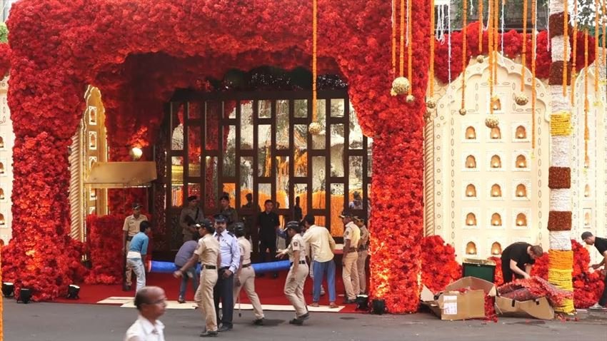 इस मौके पर पूरे एंटीलिया को दुल्हन की तरह सजाया गया था।