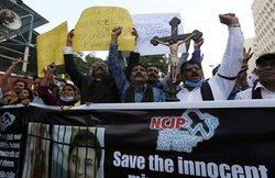 उम्र में तिगुने बड़े शख्स ने बंदूक की नोंक पर बनाया मुसलमान और कर ली शादी- नेहा की आपबीती; पाकिस्तान में हर साल हज़ार लड़कियों का इस्लाम में धर्मांतरण