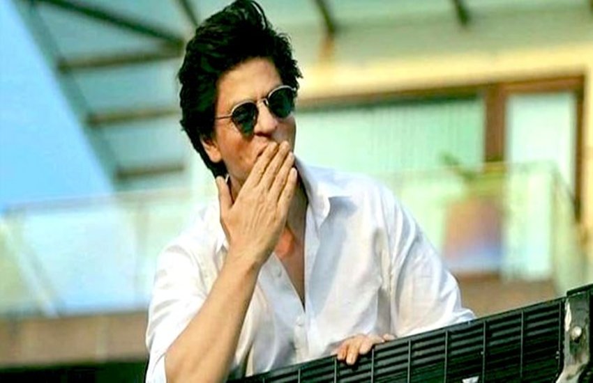 शाहरुख अपने बंगले की बालकनी से अपने फैन्स से मिलते भी हैं। कई बार शाहरुख को बालकनी में उनका फैम्स पोज़ करते हुए भी देखा गया है।