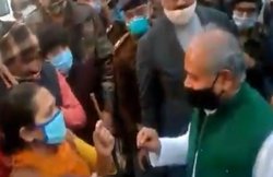 किसान आंदोलन के बीच कृषि मंत्री पहुंचे थे ग्वालियर, रास्ता घेर महिला ने सुनाई खरी-खरी- दिल्ली में सवा सौ करोड़ किसान नहीं दिख रहा?