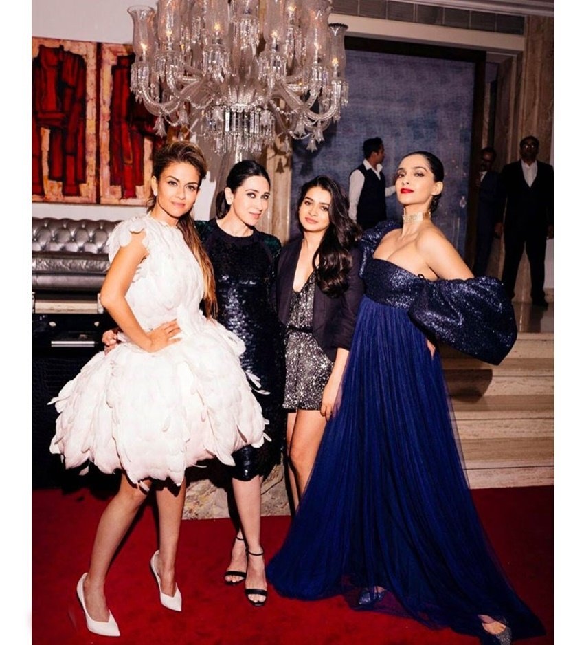 नताशा पूनावाला बॉलीवुड की पेज थ्री पार्टीज का चर्चित चेहरा हैं। वह अकसर बड़े-बड़े स्टार्स के साथ पार्टी करती नजर आती हैं।