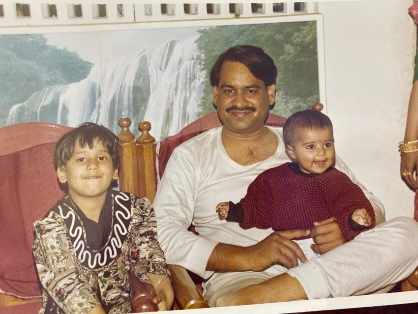 शादी के बाद ओम हिड़ला की दो बेटियां हुईं। बड़ी बेटी का नाम आकांक्षा है तो छोटी का नाम अंजलि।