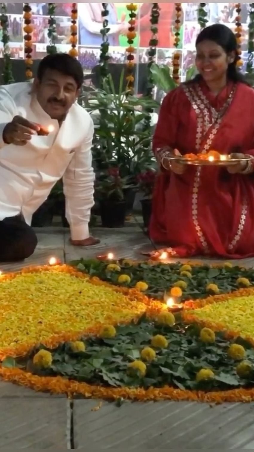सुरभि तिवारी भी मनोज तिवारी की ही तरह भोजपुरी सिंगर हैं। सुरभि ने कई लोकप्रिय भोजपुरी गाने गाए हैं।