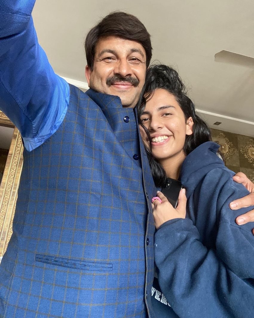 रानी तिवारी से मनोज तिवारी की एक बेटी हैं। बेटी का नाम ऋति है। घर में उन्हें जिया बुलाते हैं।
