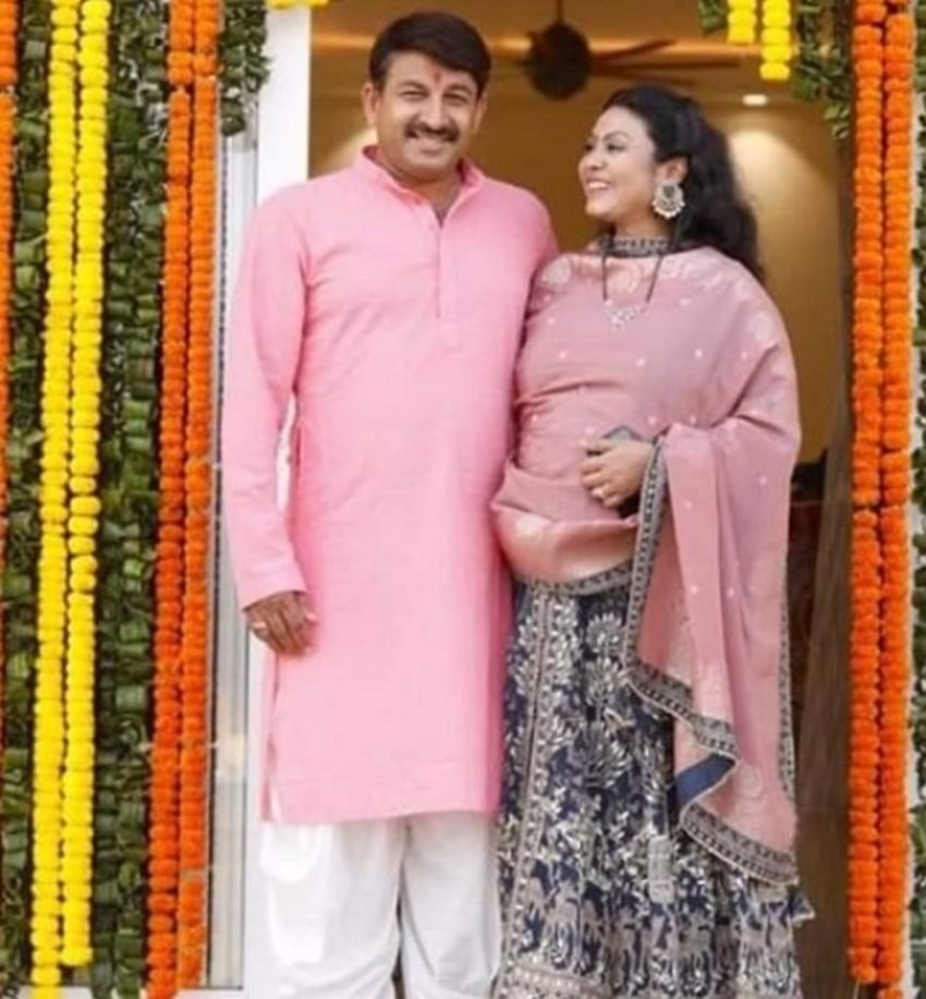 मनोज तिवारी का पत्नी का नाम सुरभि तिवारी है। सुरभि से मनोज तिवारी ने साल 2020 में ही शादी रचाई थी।